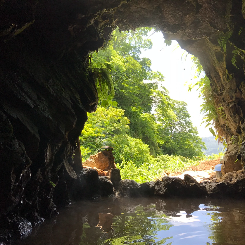 秘湯中の秘湯洞窟温泉梶山元湯